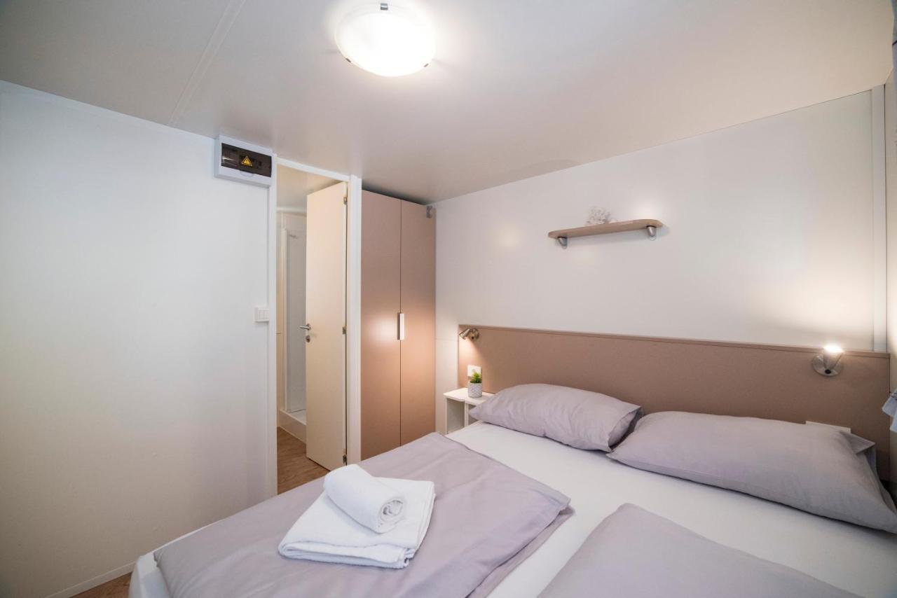 Campsite Mobile Cube, 3 Bedrooms, Free Parking, Wifi *
