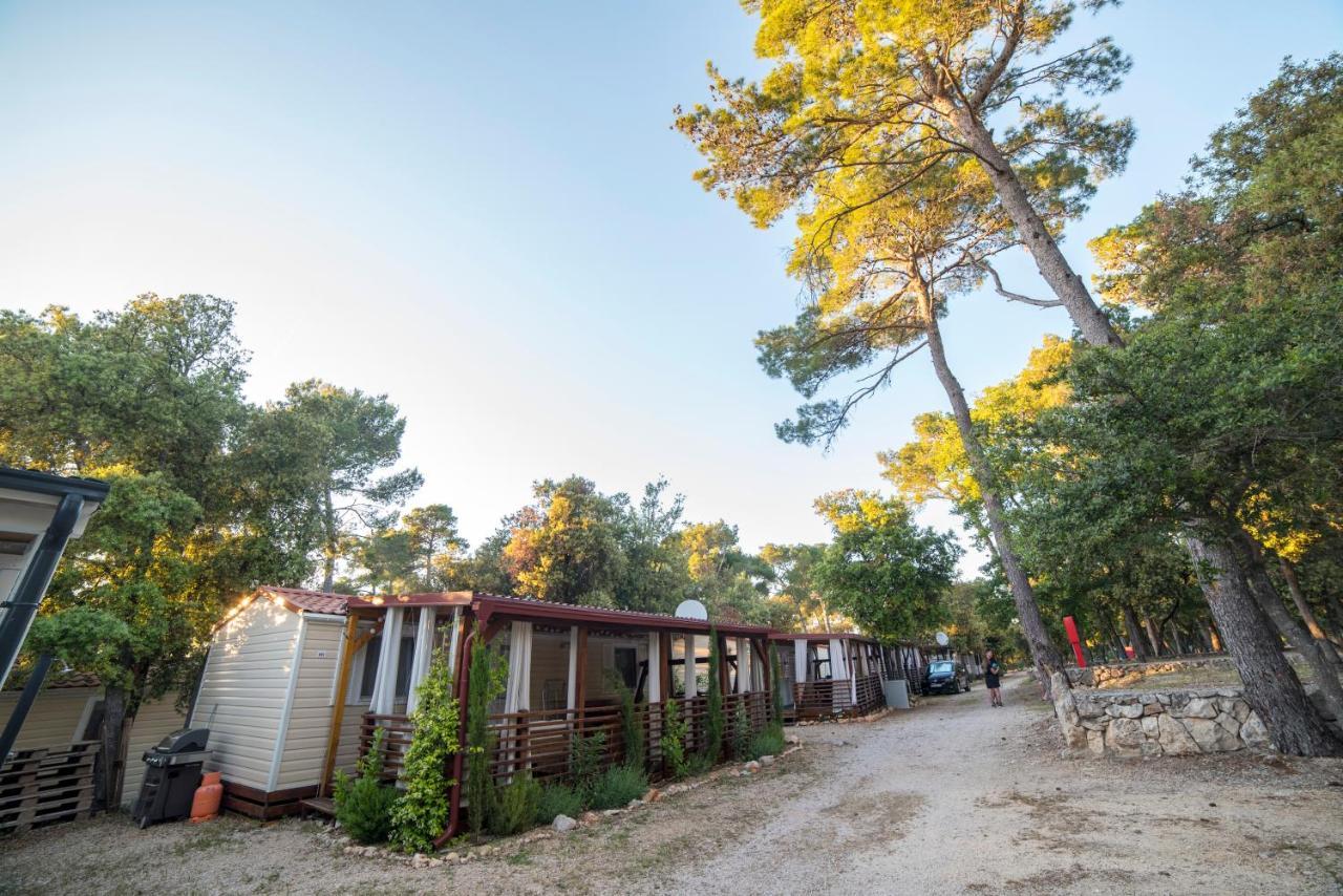 Campsite Mobile Cube, 3 Bedrooms, Free Parking, Wifi *