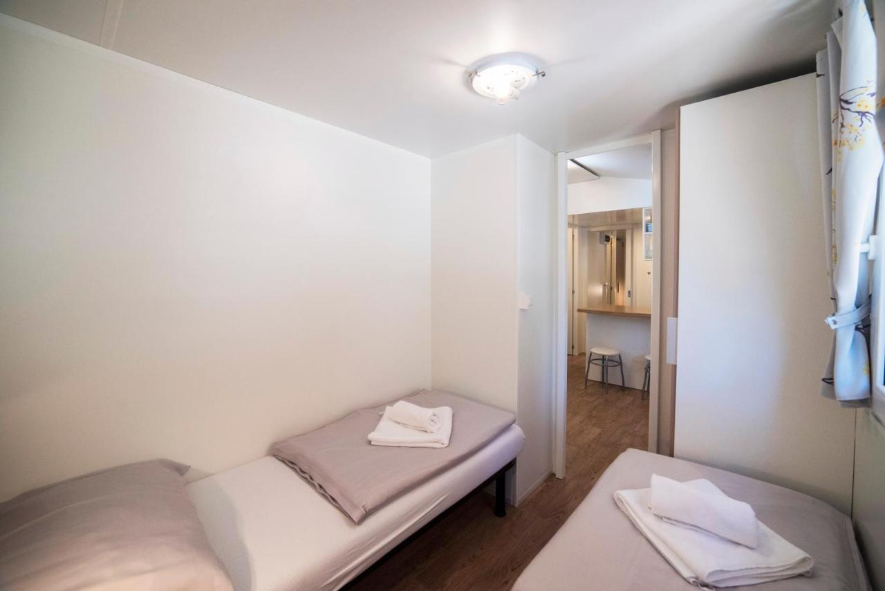 Campsite Mobile Cube, 3 Bedrooms, Free Parking, Wifi *
