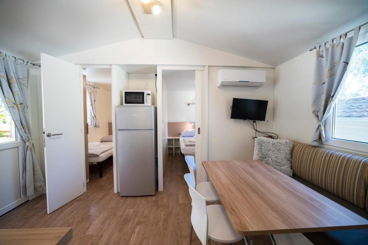 Mobile Cube, 3 Bedrooms, Free Parking, Wifi *