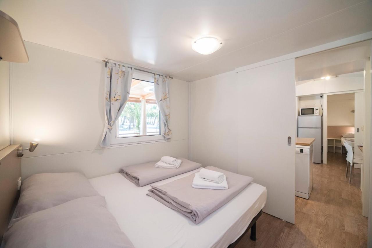 Campsite Mobile Cube, 3 Bedrooms, Free Parking, Wifi *