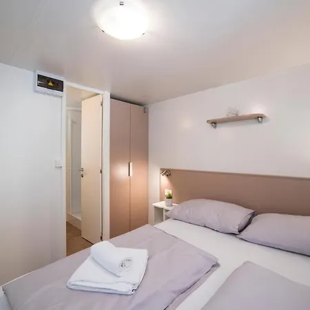 Mobile Home Cube, 3 Bedrooms, Free Parking, Wifi Biograd Na Moru Exterior photo