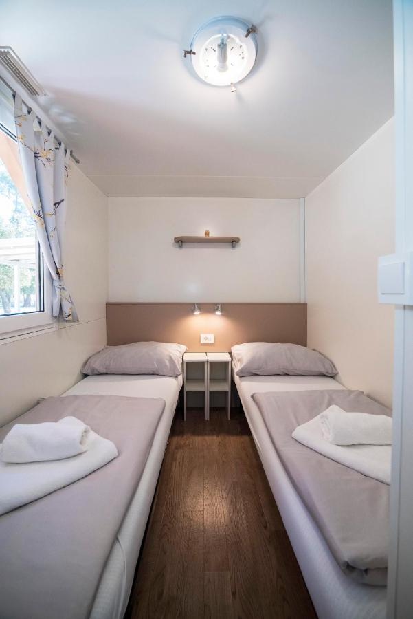 Mobile Cube, 3 Bedrooms, Free Parking, Wifi Campsite *